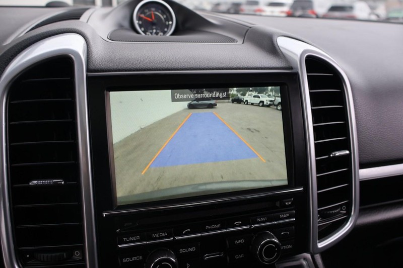 Porsche Cayenne Vehicle Full-screen Gallery Image 34