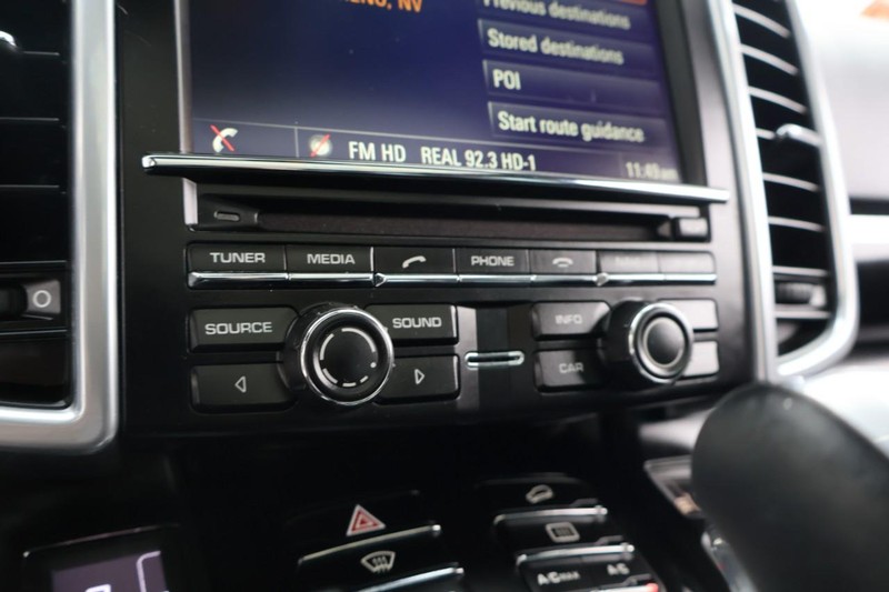 Porsche Cayenne Vehicle Full-screen Gallery Image 35