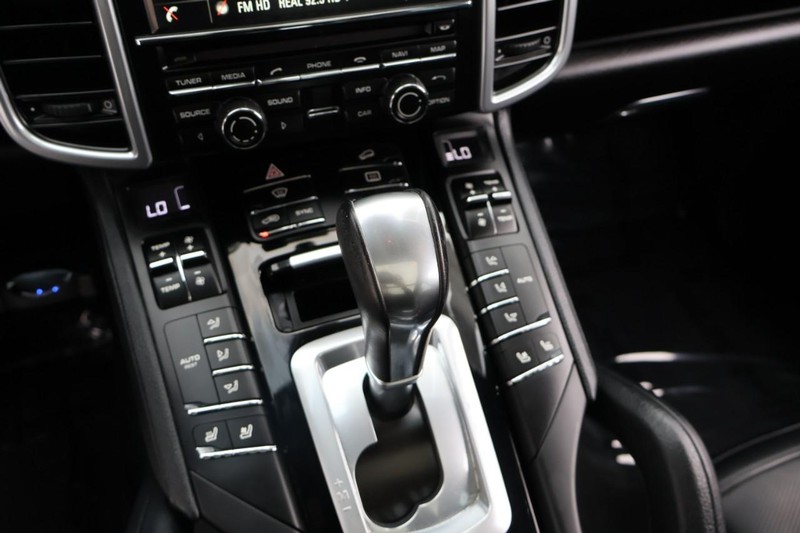 Porsche Cayenne Vehicle Full-screen Gallery Image 36