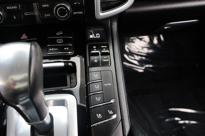 Porsche Cayenne Vehicle Full-screen Gallery Image 37