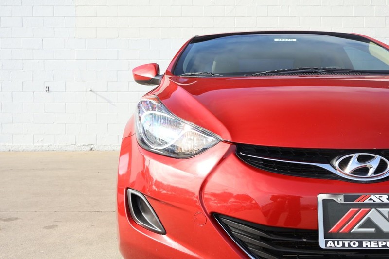 Hyundai Elantra Vehicle Full-screen Gallery Image 03