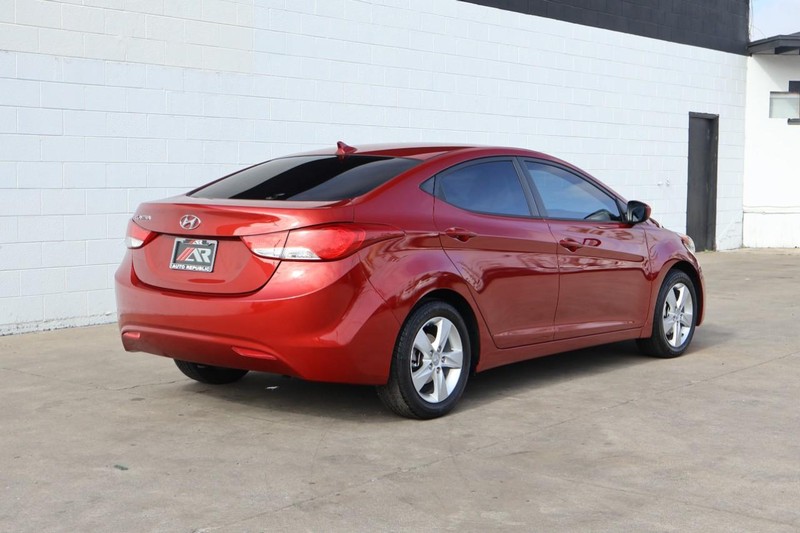 Hyundai Elantra Vehicle Full-screen Gallery Image 05
