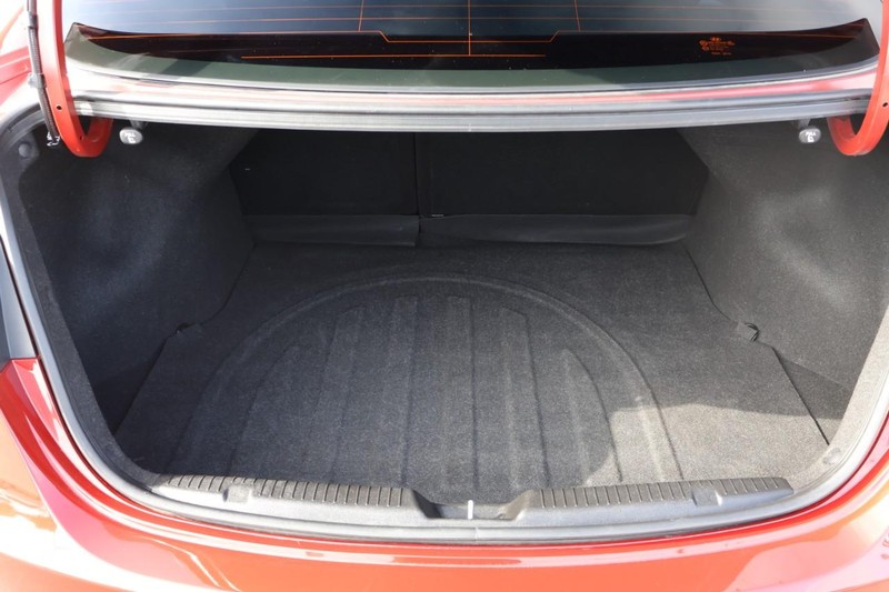 Hyundai Elantra Vehicle Full-screen Gallery Image 08