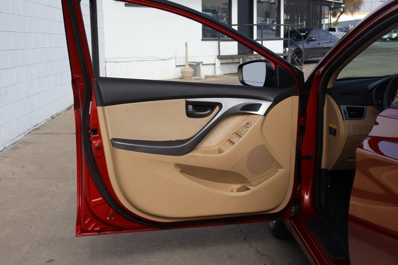 Hyundai Elantra Vehicle Full-screen Gallery Image 14