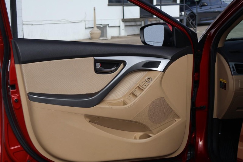 Hyundai Elantra Vehicle Full-screen Gallery Image 15