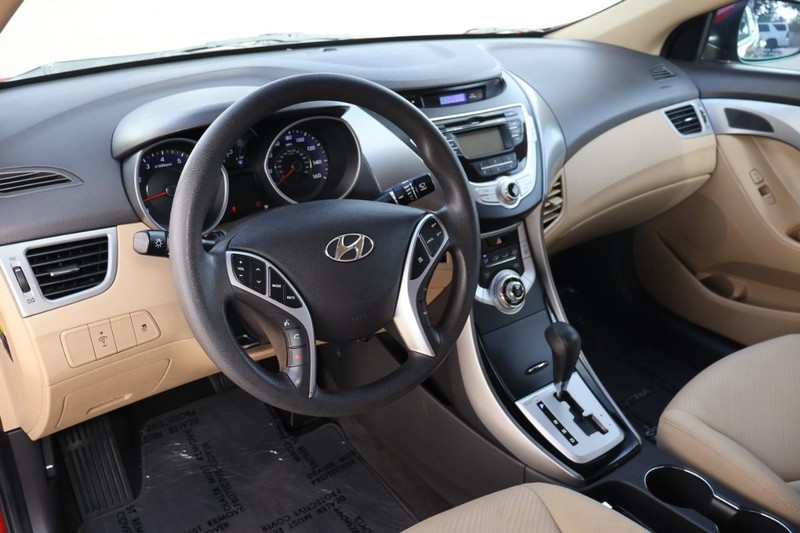 Hyundai Elantra Vehicle Full-screen Gallery Image 16