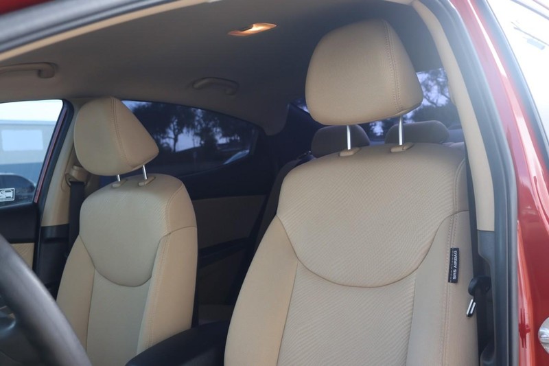 Hyundai Elantra Vehicle Full-screen Gallery Image 17