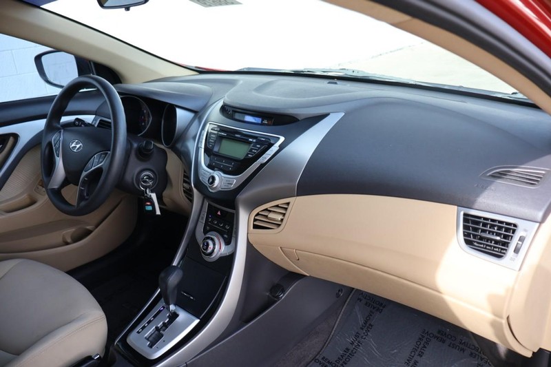 Hyundai Elantra Vehicle Full-screen Gallery Image 19