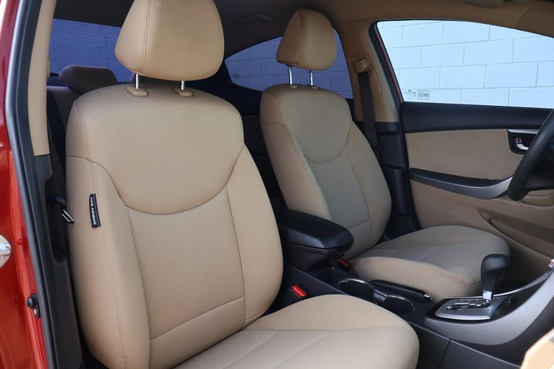 Hyundai Elantra Vehicle Full-screen Gallery Image 20