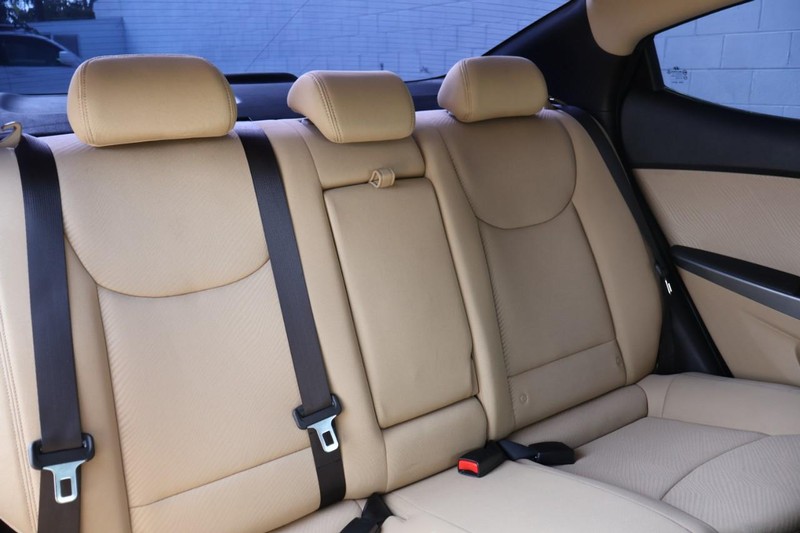 Hyundai Elantra Vehicle Full-screen Gallery Image 21