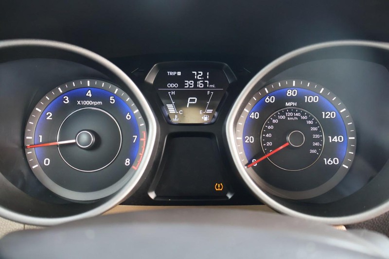 Hyundai Elantra Vehicle Full-screen Gallery Image 22