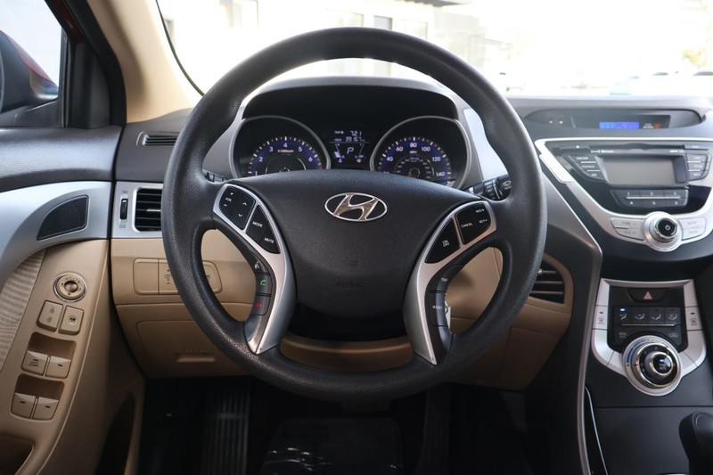 Hyundai Elantra Vehicle Full-screen Gallery Image 23