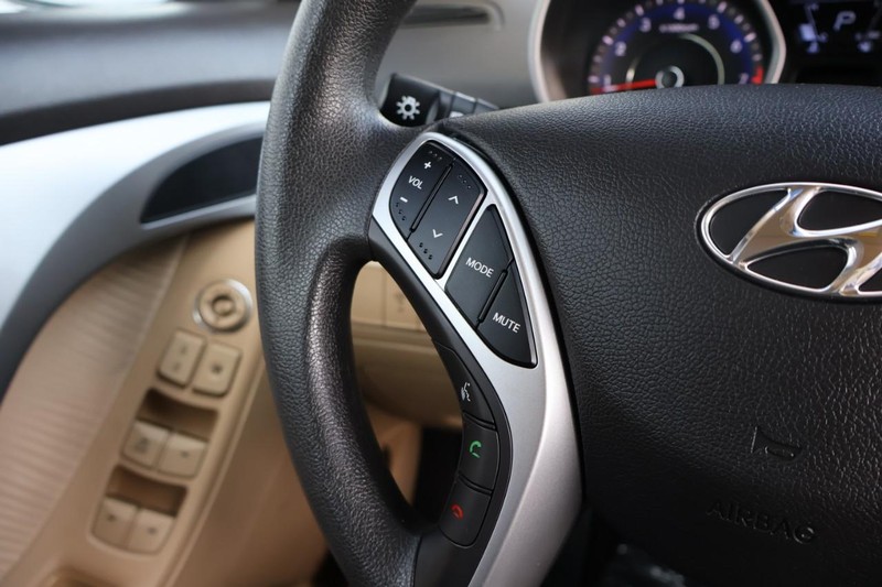 Hyundai Elantra Vehicle Full-screen Gallery Image 24