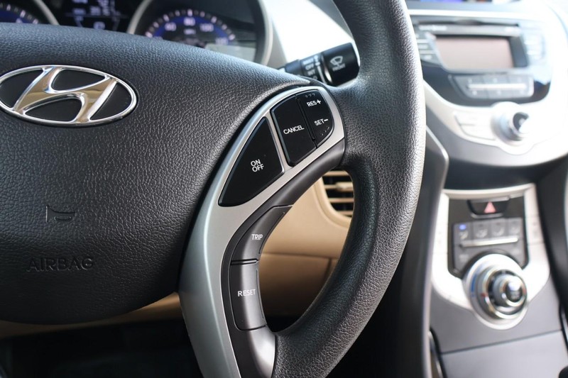 Hyundai Elantra Vehicle Full-screen Gallery Image 25