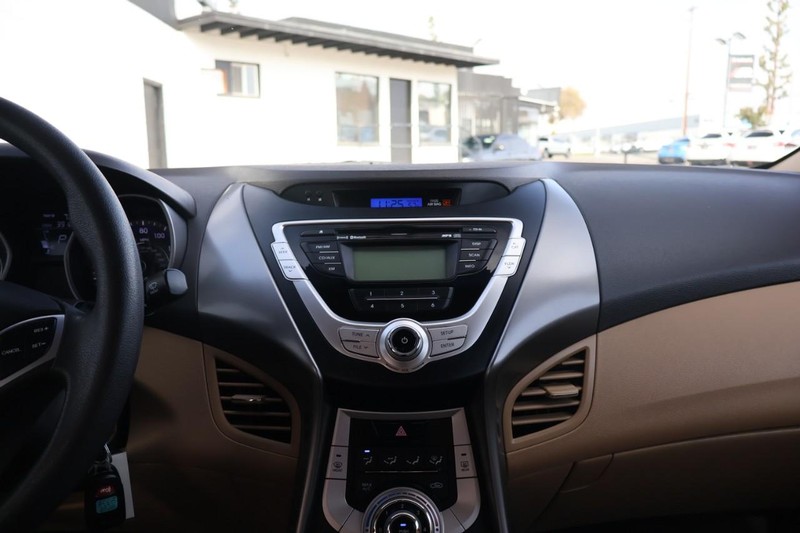 Hyundai Elantra Vehicle Full-screen Gallery Image 27