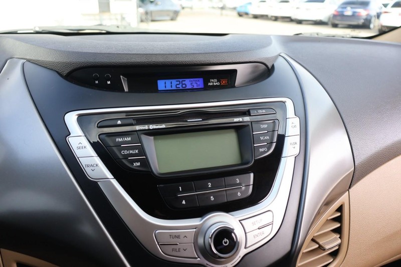 Hyundai Elantra Vehicle Full-screen Gallery Image 28