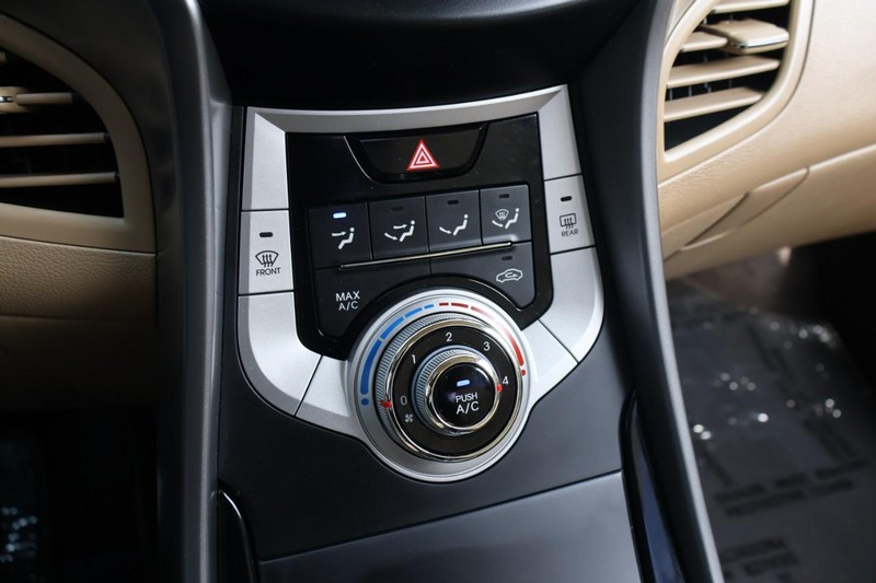 Hyundai Elantra Vehicle Full-screen Gallery Image 29