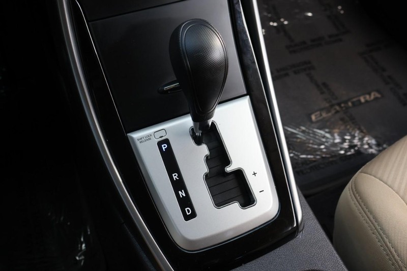 Hyundai Elantra Vehicle Full-screen Gallery Image 30