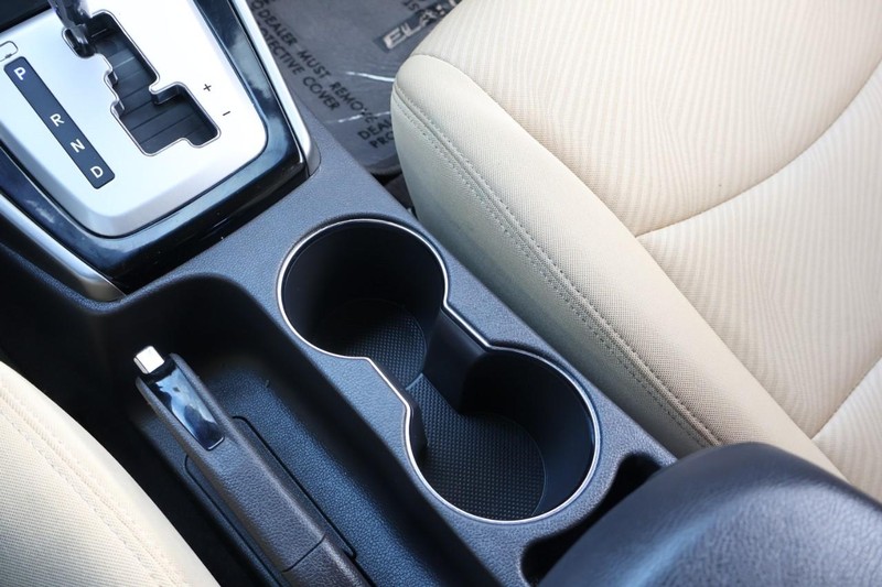 Hyundai Elantra Vehicle Full-screen Gallery Image 31