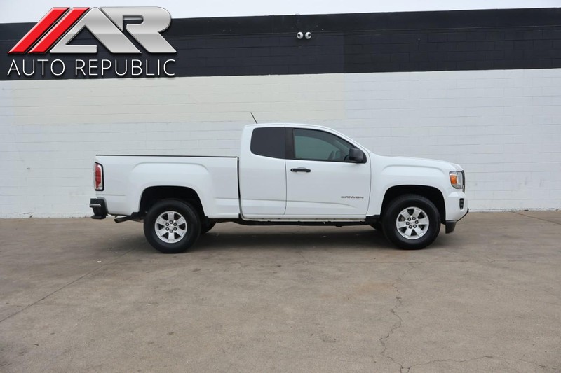 GMC Canyon Vehicle Full-screen Gallery Image 01