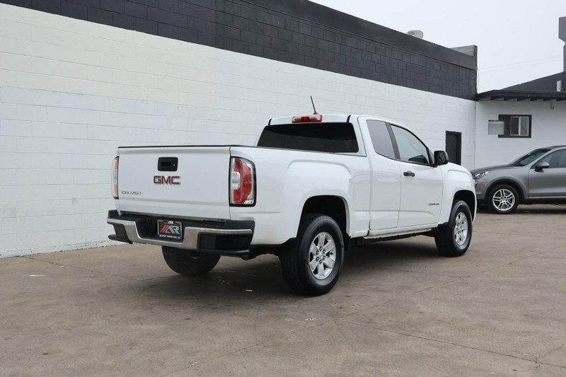 GMC Canyon Vehicle Full-screen Gallery Image 05