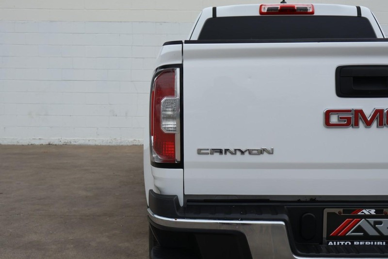 GMC Canyon Vehicle Full-screen Gallery Image 07