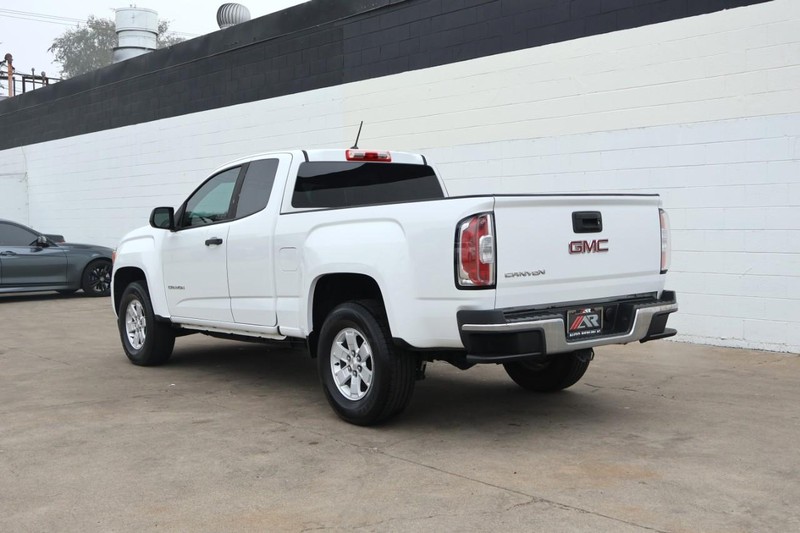 GMC Canyon Vehicle Full-screen Gallery Image 10