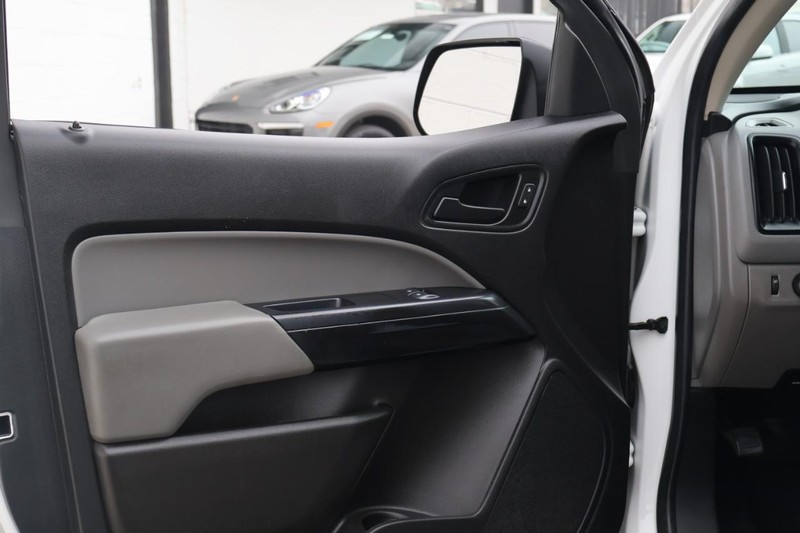 GMC Canyon Vehicle Full-screen Gallery Image 16