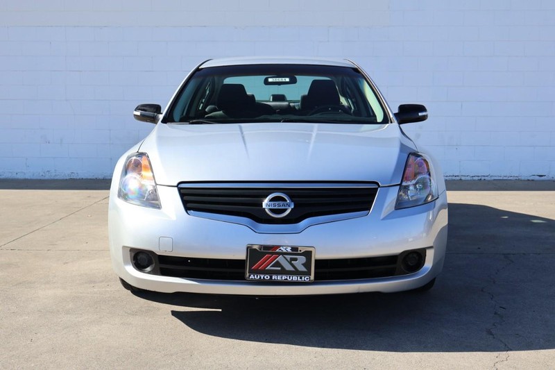 Nissan Altima Sedan Vehicle Full-screen Gallery Image 02