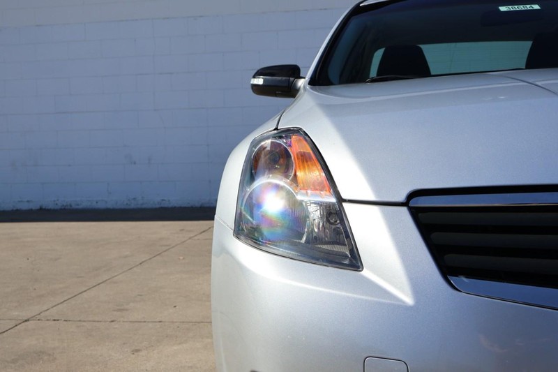 Nissan Altima Sedan Vehicle Full-screen Gallery Image 03