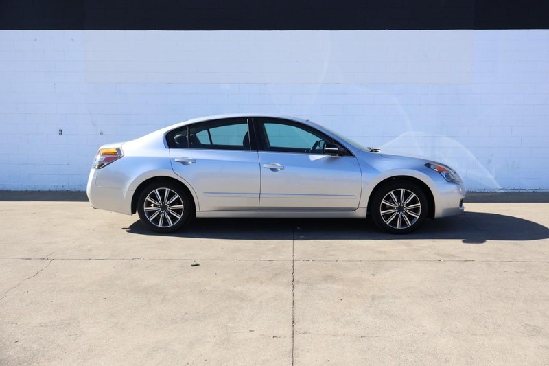 Nissan Altima Sedan Vehicle Full-screen Gallery Image 04