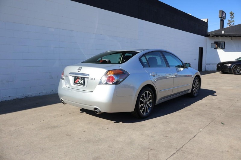 Nissan Altima Sedan Vehicle Full-screen Gallery Image 05