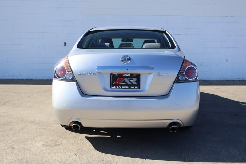 Nissan Altima Sedan Vehicle Full-screen Gallery Image 06