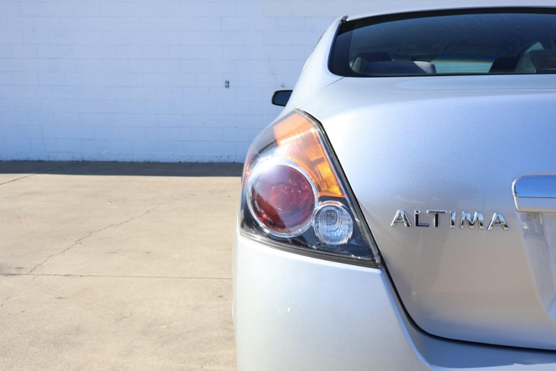 Nissan Altima Sedan Vehicle Full-screen Gallery Image 07