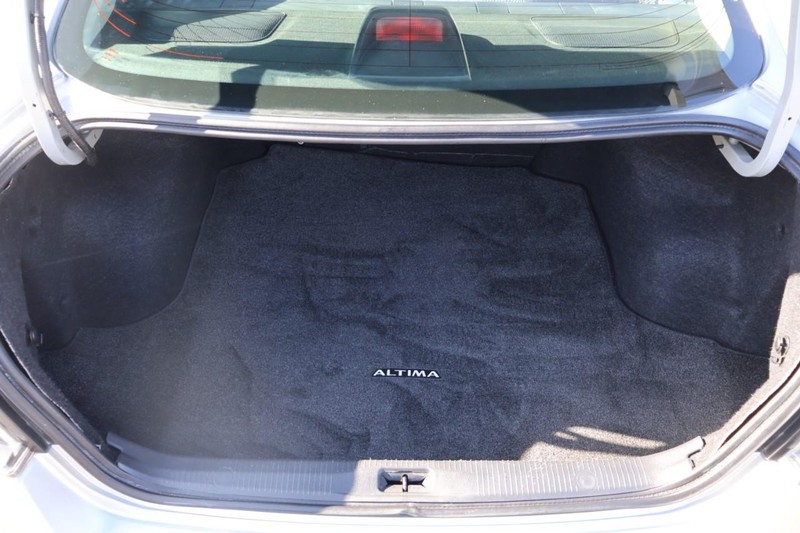 Nissan Altima Sedan Vehicle Full-screen Gallery Image 08