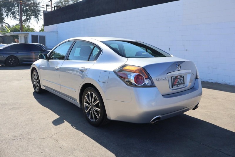 Nissan Altima Sedan Vehicle Full-screen Gallery Image 09