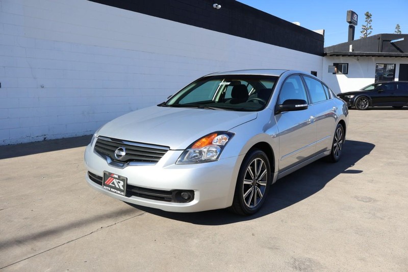 Nissan Altima Sedan Vehicle Full-screen Gallery Image 11