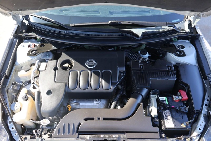 Nissan Altima Sedan Vehicle Full-screen Gallery Image 12
