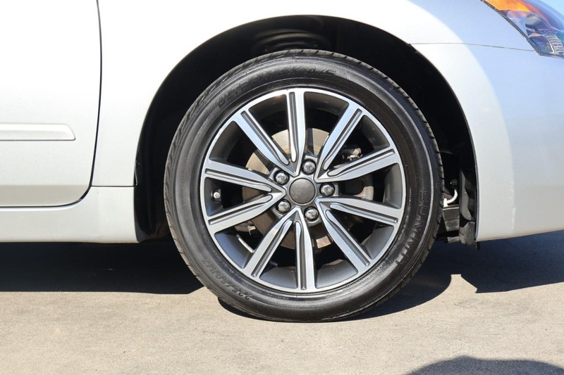 Nissan Altima Sedan Vehicle Full-screen Gallery Image 13