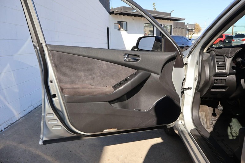 Nissan Altima Sedan Vehicle Full-screen Gallery Image 14