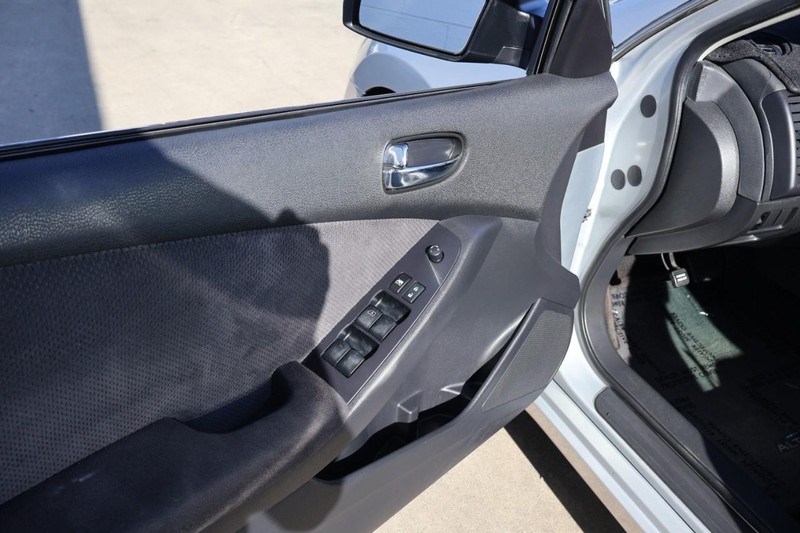 Nissan Altima Sedan Vehicle Full-screen Gallery Image 15