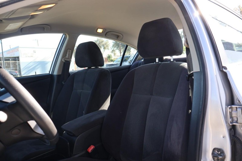 Nissan Altima Sedan Vehicle Full-screen Gallery Image 17