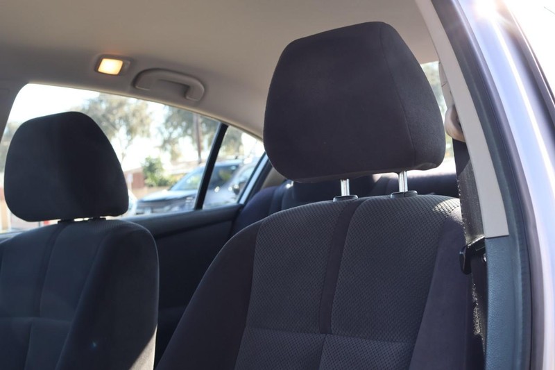 Nissan Altima Sedan Vehicle Full-screen Gallery Image 18