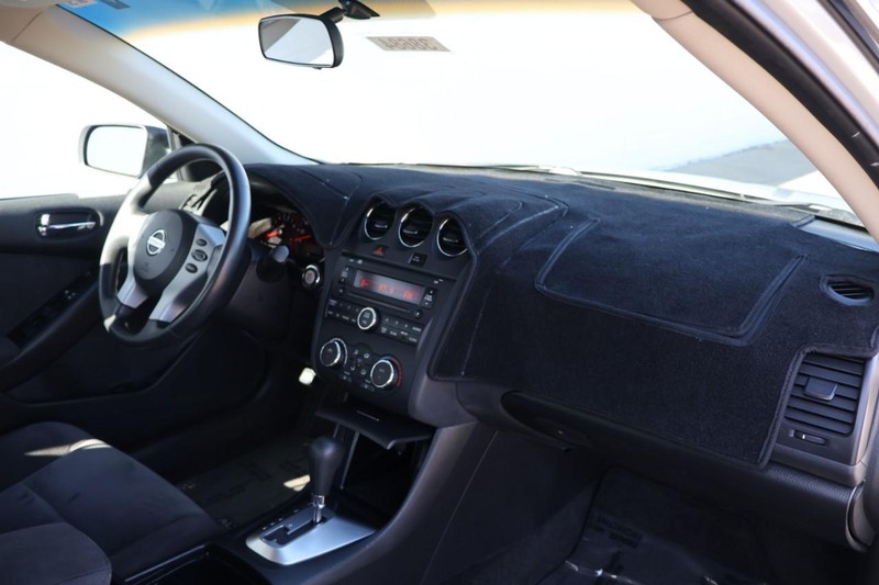 Nissan Altima Sedan Vehicle Full-screen Gallery Image 19