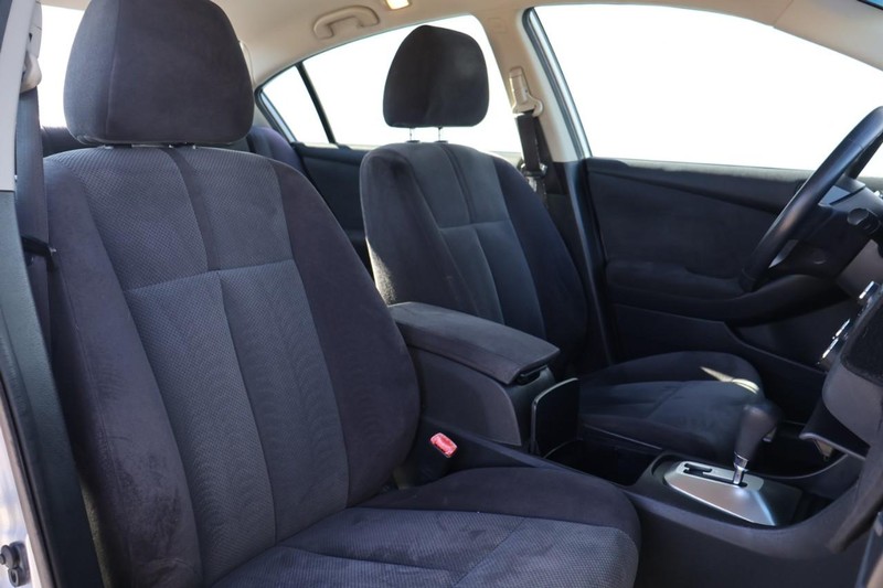 Nissan Altima Sedan Vehicle Full-screen Gallery Image 20