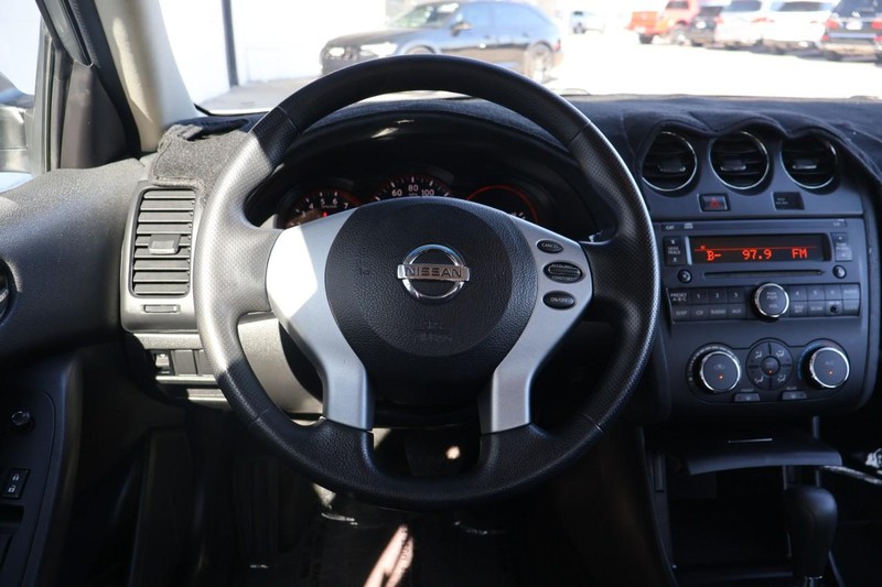 Nissan Altima Sedan Vehicle Full-screen Gallery Image 25