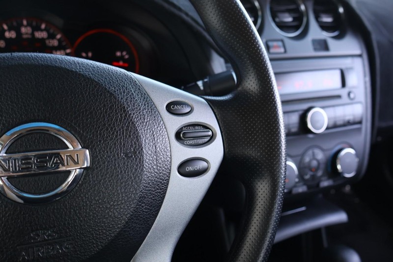 Nissan Altima Sedan Vehicle Full-screen Gallery Image 27