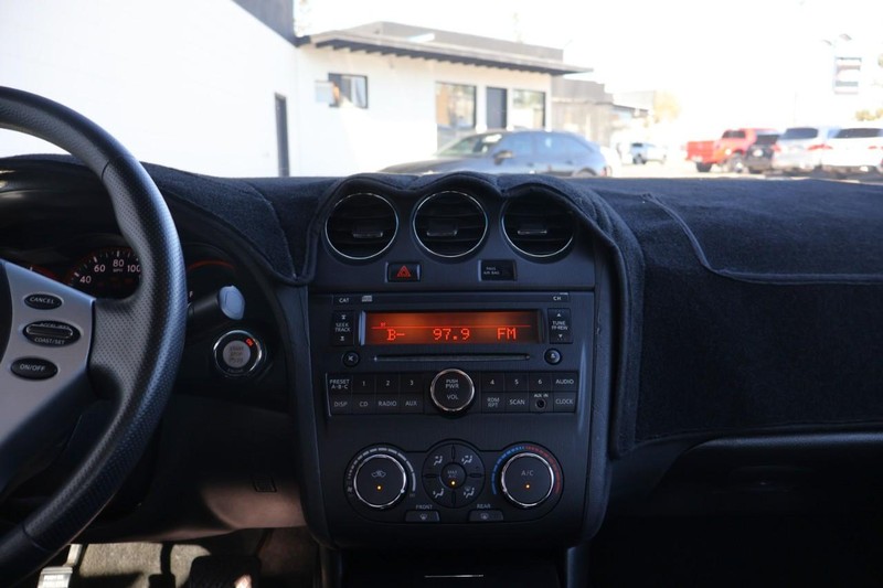 Nissan Altima Sedan Vehicle Full-screen Gallery Image 29