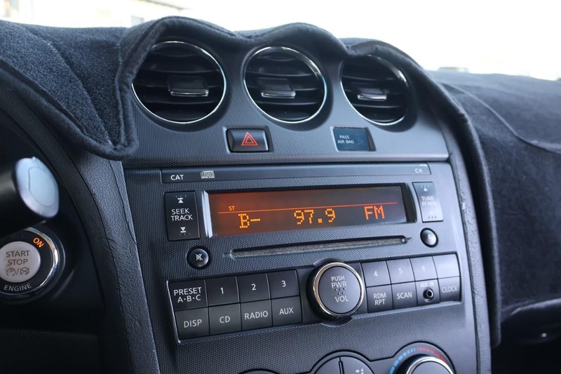 Nissan Altima Sedan Vehicle Full-screen Gallery Image 30