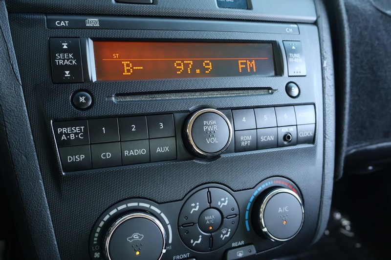 Nissan Altima Sedan Vehicle Full-screen Gallery Image 31